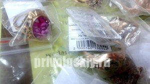 Оценщик энгельсского ломбарда подменял золотую ювелирку бижутерией