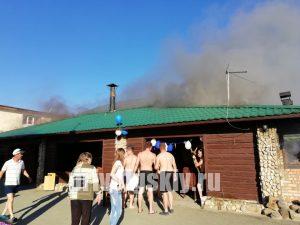Детский праздник на территории турбазы  "Ассамблея"в Энгельсе закончился пожаром