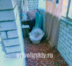Из мести супругу мать оставила раздетого младенца замерзать на балконе