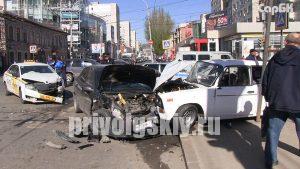 В массовой аварии в центре Саратова пострадали шесть человек