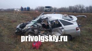В лобовом столкновении под Энгельсом двое погибли и трое ранены