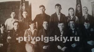 Одноклассники Приволжского. 1941 г. С 9 классом сфотографировались директор школы М.Г. Жданова и классный руководитель Е.В. Кузнецов (погиб на фронте)