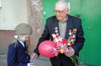 Воспитанники подростково — молодежных клубов поздравили ветеранов с Днем Победы