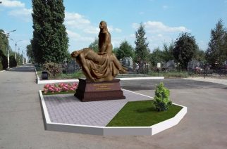 В Энгельсе на Восточном кладбище планируют установить скульптурную композицию «Скорбящая мать»