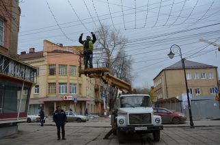 В Энгельсе проводятся работы по украшению новогодними элементами улиц и зданий