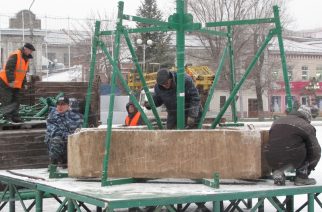 На центральной площади Энгельса устанавливают главную новогоднюю елку города