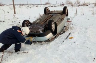 В перевернувшейся машине погиб водитель