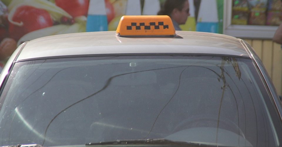 В Саратове совершено разбойное нападение на таксиста,водителя ударили ножом в шею