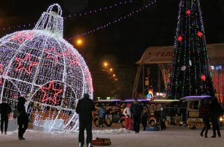 На центральной площади Энгельса проходят массовые гуляния