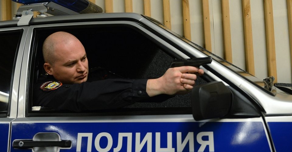 В Энгельсе сотрудники ДПС применили табельное оружие для остановки автомобиля