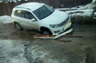 В Саратове на дороге в Кировском районе за два часа провалились три машины