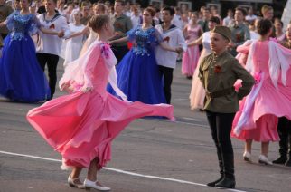 Саратовцы станцевали «Вальс Победы» на Театральной площади