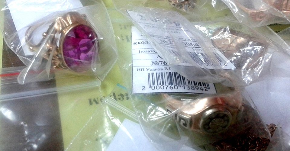 Оценщик энгельсского ломбарда подменял золотую ювелирку бижутерией