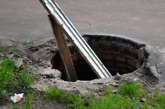 В Саратове провалилась в коллектор трехлетняя девочка