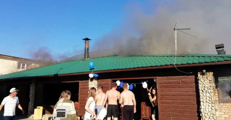 Детский праздник на территории турбазы «Ассамблея»в Энгельсе закончился пожаром