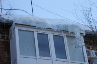Госжилинспекция( ГЖИ) : ответственность за падение наледи с балконов несут владельцы квартир
