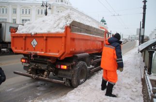 В центре Саратова мужчина погиб под колесами коммунального «Камаза»