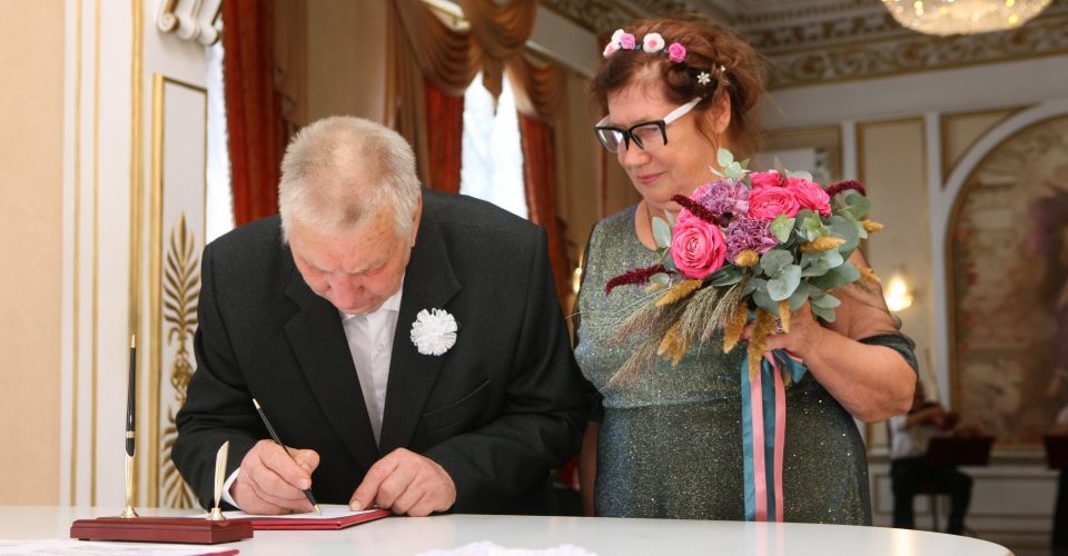 В Саратове зарегистрировали брак 82-летний жених и 71-летняя невеста