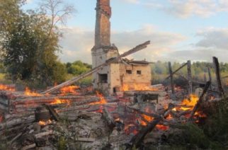 На пепелище сгоревшего дома под Саратовом найдены четыре трупа