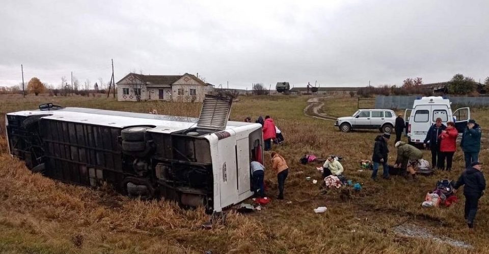 Автобус с туристами из Саратова опрокинулся под Нижним Новгородом