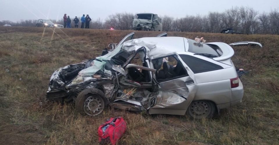 В лобовом столкновении под Энгельсом двое погибли и трое ранены
