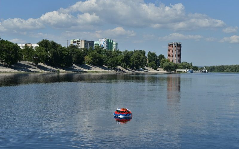 В Энгельсе возложили венок на воду в память о погибших моряках