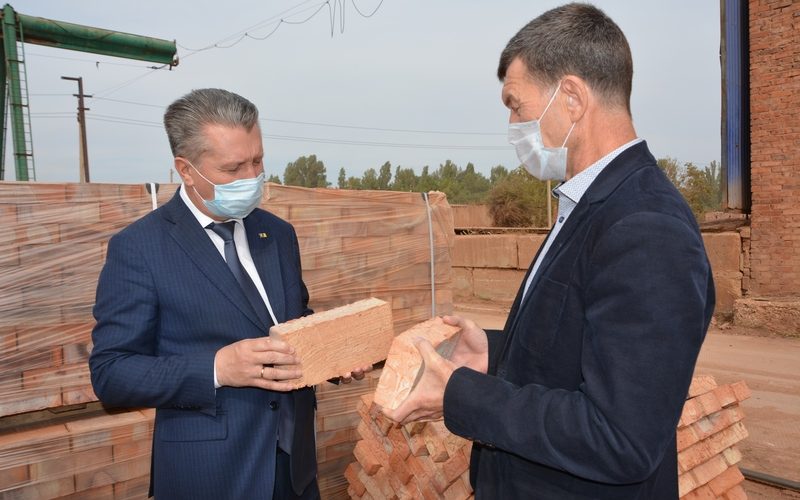 Алексей Стрельников посетил АО «Энгельсский кирпичный завод»