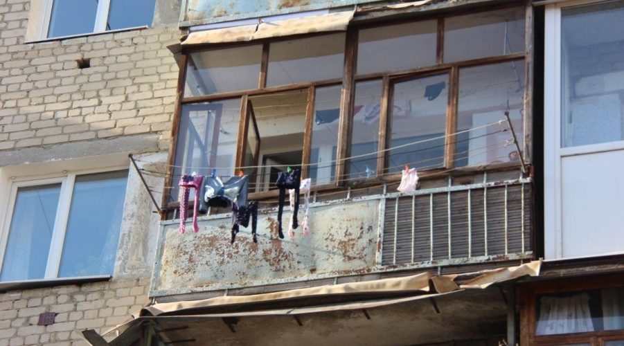 В Саратове мать выбросила детей из окна