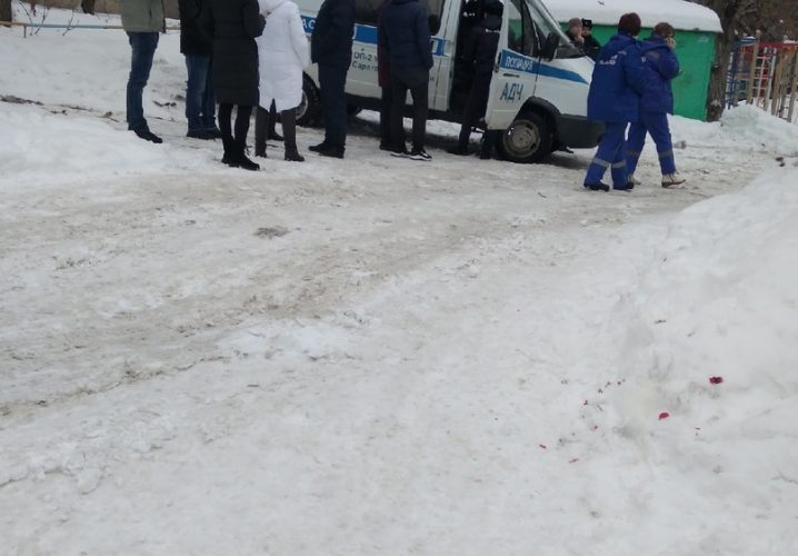 В Саратове упавшая с крыши дома глыба льда убила ребенка