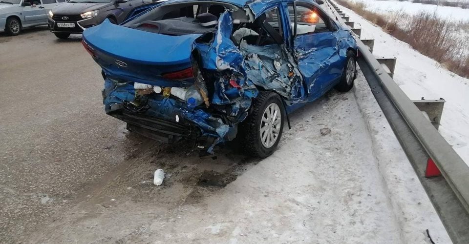 На трассе в Марксовском районе в массовой аварии погиб ребенок