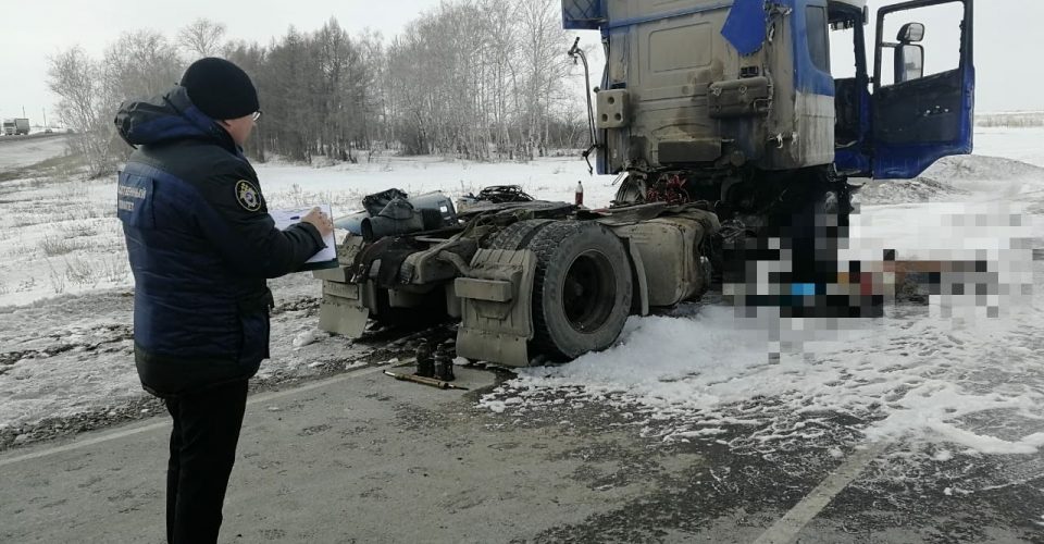 Под Саратовом в кабине грузовика сгорел мужчина