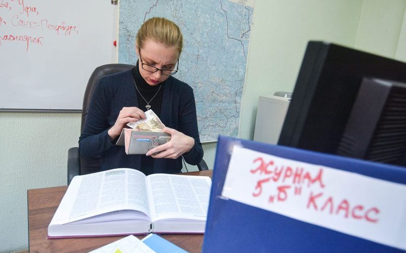 Учителям, воспитателям и медикам повысят заработную плату
