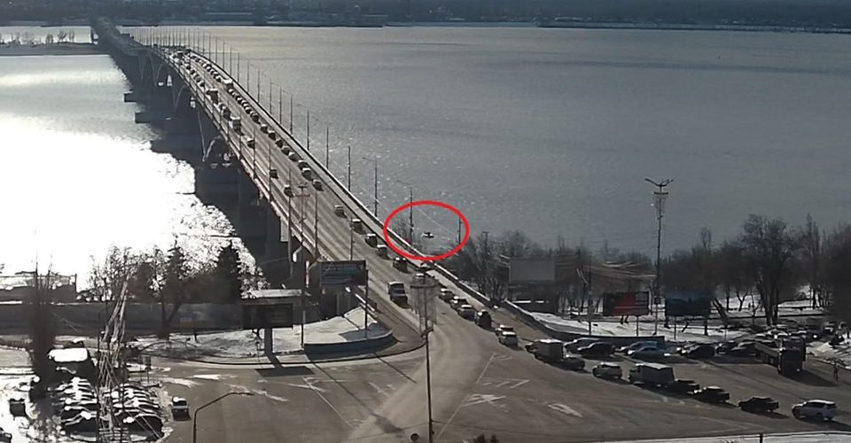 Спасатели ищут в Волге человека, упавшего с моста Саратов — Энгельс