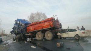 В Советском районе столкнулись два грузовика и легковой автомобиль, двое погибших