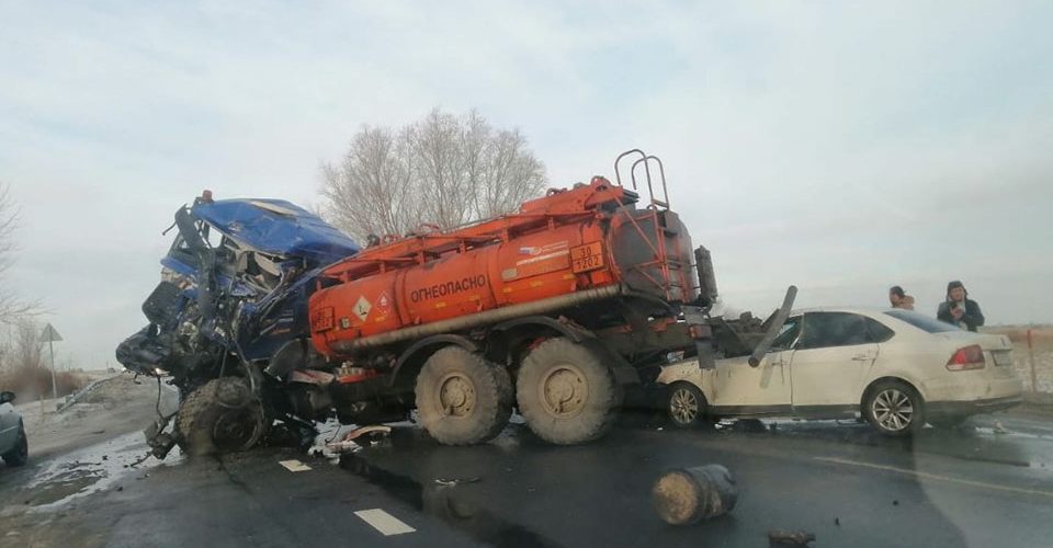 В Советском районе столкнулись два грузовика и легковой автомобиль, двое погибших