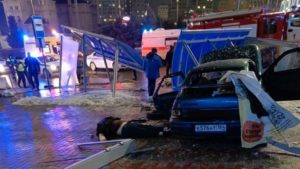 В Волжском районе Саратова машина въехала в остановку, есть погибшие