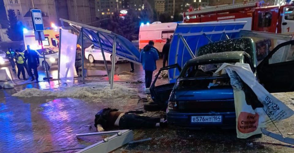 В Волжском районе Саратова машина въехала в остановку, есть погибшие