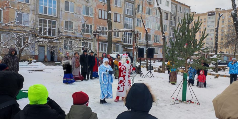 В микрорайонах Энгельса проходят новогодние праздники «Едины в Новый год»