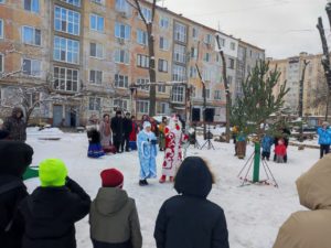 В микрорайонах Энгельса проходят новогодние праздники "Едины в Новый год"