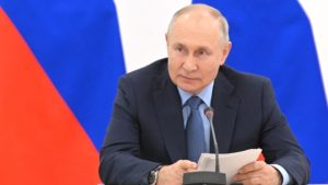 Владимир Путин отметил заслуги четырех саратовских врачей, агрария и учителя