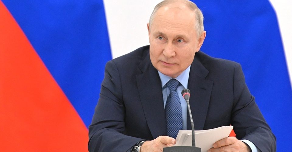 Владимир Путин отметил заслуги четырех саратовских врачей, агрария и учителя
