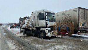 В Красноармейском районе столкнулись два большегруза, один водитель погиб