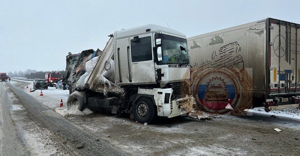 В Красноармейском районе столкнулись два большегруза, один водитель погиб