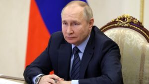 Владимир Путин отметил заслуги двух саратовских ветеранов и железнодорожника