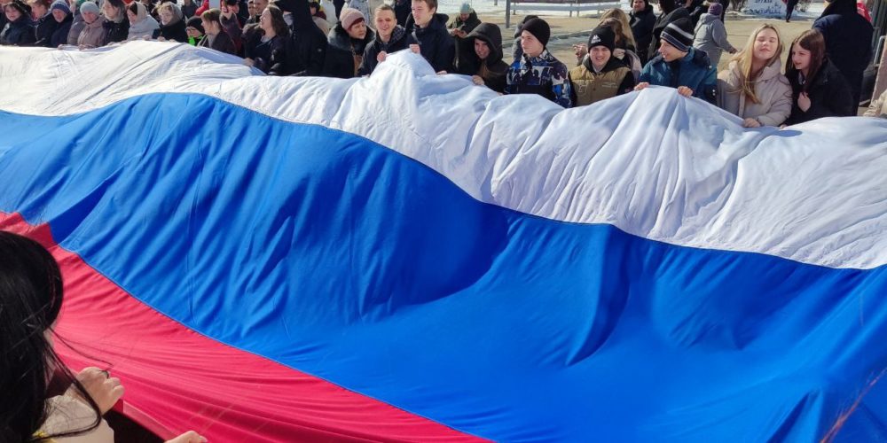 В Энгельсе состоялась патриотическая акция «Флаг России»