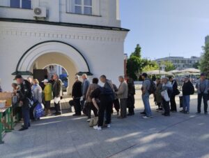 "Хорошие люди."  Ежедневно нуждающиеся получают более 300 порций горячего питания