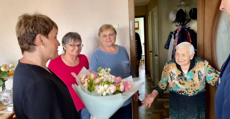 В Саратове ветеран труда Калерия Смирнова принимает поздравления со 101-м днем рождения