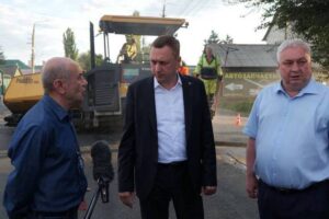 Роман Бусаргин проверил, как продвигается ремонт дорог в Энгельсе