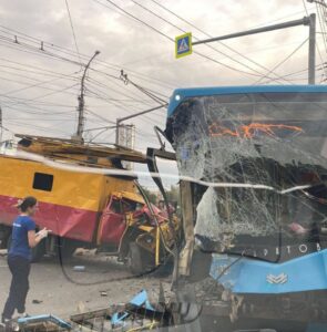 В Саратове столкнулись троллейбус и аварийка. Пострадали 11 человек