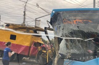 В Саратове столкнулись троллейбус и аварийка. Пострадали 11 человек